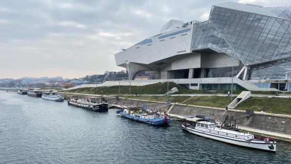 La collecte des eaux usées des bateaux stationnaires fait partie des objectifs du plan d'actions entre VNF et la Métropole de Lyon.