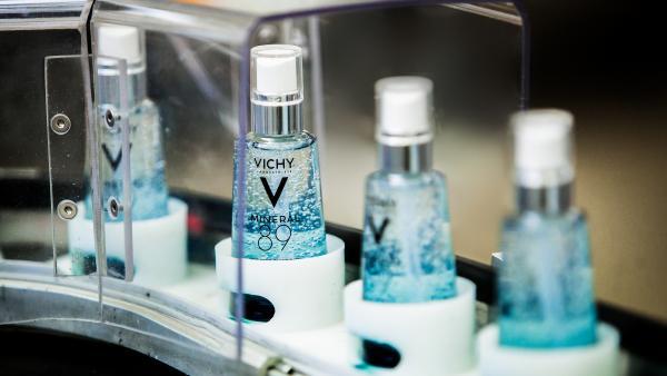 Cosmétique Active Production Vichy accélère son développement