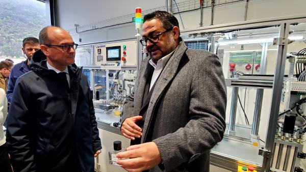 Sébastien Martin, ministre de l'Industrie, a visité MagREEsource lors de l'annonce du partenariat de la start-up avec Chanel, représentée par Julien Garry, directeur des opérations à Chanel Parfums Beauté.