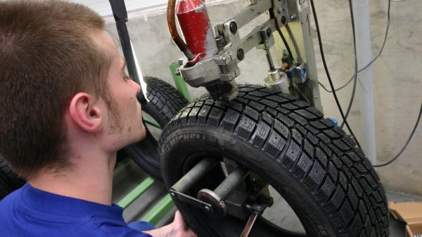 Chaine de montage de pneu tourisme à l'usine de Davydovo Michelin Russie (archives)