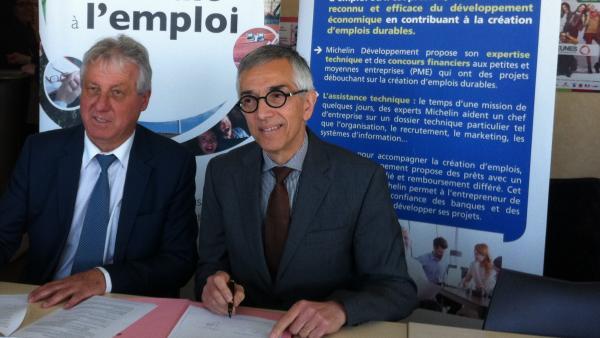 Jacques-Bernard Magnier, président d'Auvergne Active et Thierry Martin-Lassagne, directeur de Michelin Développement, signent la création de Femmes Activ'.