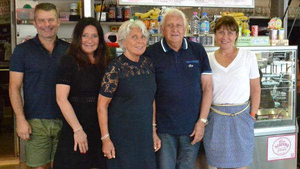 La direction de Nardone au complet de droite à gauche : Gilbert, Béatrice, Michèle, René et Armelle. 