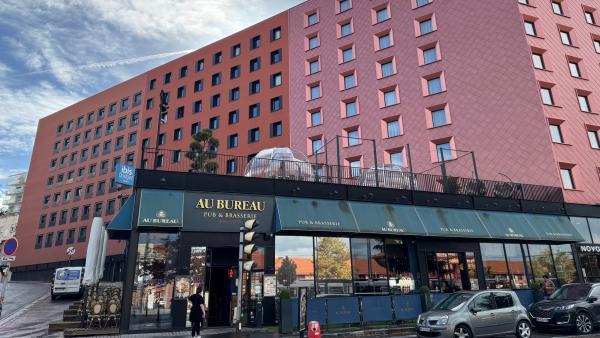 Le Novotel (4 étoiles) fait face à la gare TGV de Saint-Etienne.