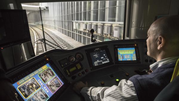 Un conducteur du métro utilisant le système de contrôle des trains embarqué