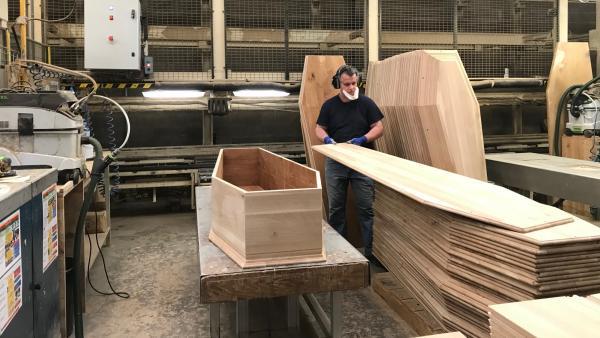 Fabrication d’un cercueil à Reyrieux, brefeco.com