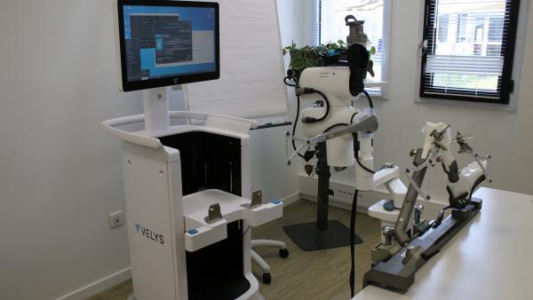 Le robot VelysTM est le dernier robot chirurgical mis au point par Orthotaxy, qui pourra l'améliorer dans ses locaux modernisés et agrandis.