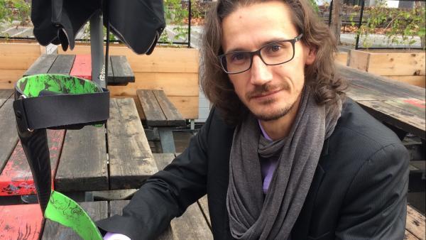 Patrice Caussé, fondateur d'InnovPulse, avec son orthèse innovante.