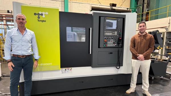 Arnaud Sabia (en chemise blanche) dans  l’atelier de PCI Scemm.