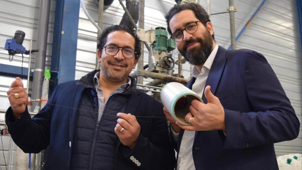 Les cofondateurs de Recyc’Elit, Raouf et Karim Medimagh, avec leur fil polyester recyclé.  