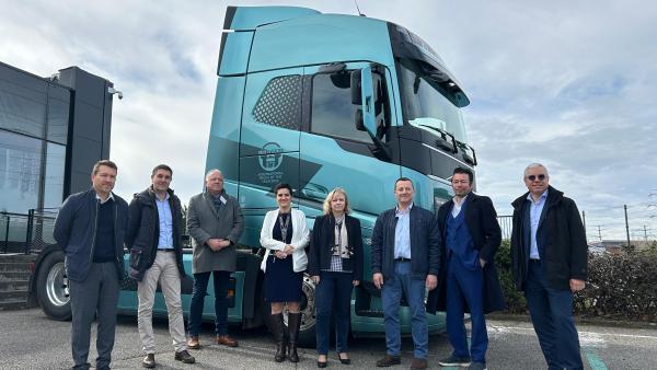 Les représentants locaux et nationaux d'EDF et de Volvo Trucks étaient présents à Saint-Priest pour la signature de la convention.