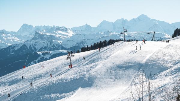 La station de Praz-de-Lys est située sur la commune de Taninges. Avec celle de Sommand (commune de Mieussy) à laquelle elle est reliée, elle propose un domaine skiable qui s’étend entre 1 250 et 2 000 mètres d’altitude.