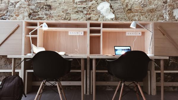 Un espace de coworking dans une église évangélique protestante.