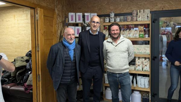 Patrick Mathias, maire de Châtillon-sur- Chalaronne ; Guilhem Armanet, directeur régional de GRDF ; et David Gobert, directeur des Cafés Dagobert.