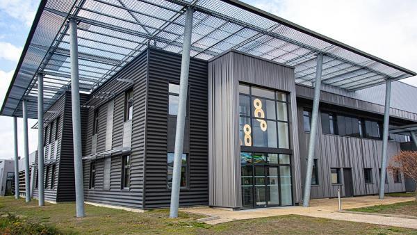 Lumibird Medical emploie 500 personnes et est présent dans plus de 120 pays.