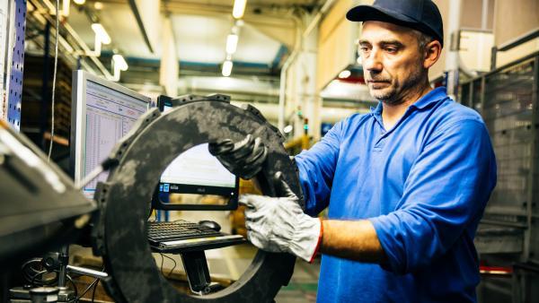 Contrôle et usinage d’un disque carbone. 