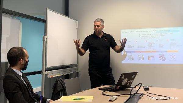 Christophe Baillon, cofondateur de Sogilis, en discussion avec le sous-préfet à la relance et à la transformation, Samy Sissaid.