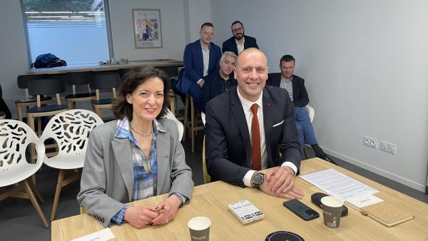 Sylvie Jéhanno (PDG de Dalkia) et Marc Gomez (DG de Dynacité) lors de la signature du premier Contrat de Performance Carbone, dans les locaux de Dynacité.