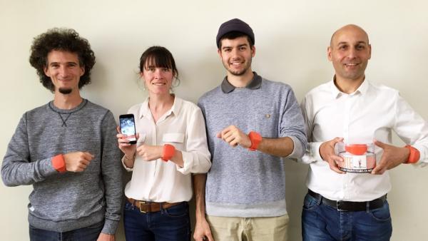 L'équipe d'Ido-data, avec le bracelet Dial aux poignets. De gauche à droite : Thomas Creveaux, Clara Fresnel, Antonin Carlesso et Yannick Tocquet brefecio