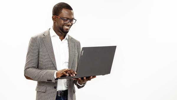 Les clients d'Ulrich Makosso (ici en photo) sont des établissements de formation, tels que le CFA des Métiers de l’Energie d’EDF, Apform ou encore l’Institut de Formation Régional des Industrie Alimentaires de Bourgogne Franche-Comté.