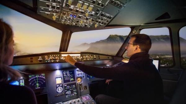 Un simulateur de cockpit d'avion de ligne.