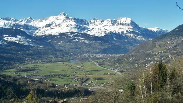 La v vallée de l'Arve, entre le massif du Mont Blanc et le Genevois français