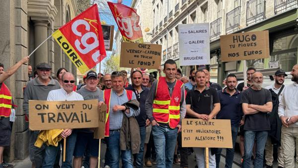 Salariés de Verney-Carron en manifestation devant le Tribunal de commerce de Saint-Étienne.