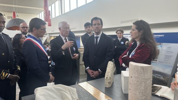 Guy Sidos et Sophie Sidos avec Mathieu Lefèvre, ministre délégué chargé de la Transition écologique, au siège du groupe Vicat, à L’Isle-d’Abeau.